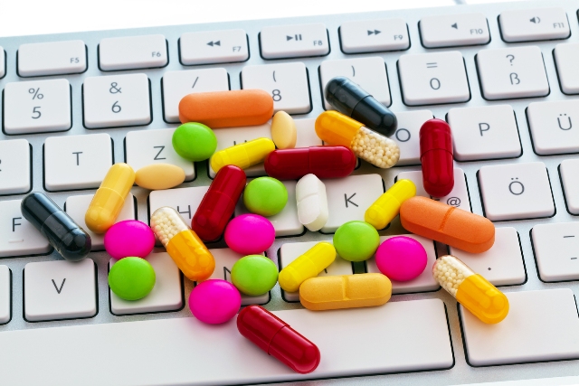 電腦鍵盤與藥物的照片